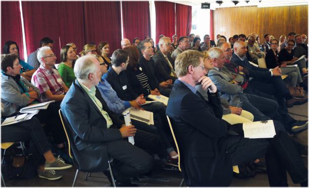 Foto des Publikums der Regionalen Abschlusstagung des DFG-Erkenntnistransferprojektes "Gesellschaftlicher Wandel und Quartiersentwicklung"
